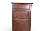 une vieille commode en bois avec un tiroir en dessous