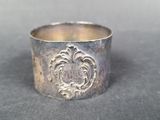 une vieille bague en argent ornée d'un motif, posée sur une table