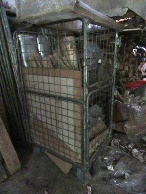 une cage métallique contenant tout un tas d'objets