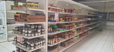 de nombreux rayons dans le magasin proposant différents types de boissons