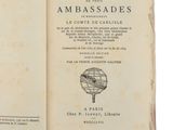 un livre ouvert sur lequel figure le dessin d'une carte