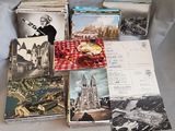 beaucoup de cartes postales posées sur une table