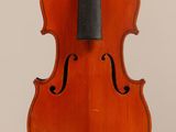 un vieux violon avec un archet accroché à son dos