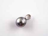 un pendentif en perle noire sur fond blanc