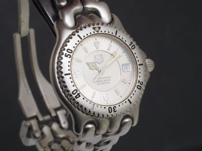 gros plan d'une montre sur un bracelet métallique
