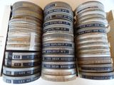 beaucoup de vieilles bobines de film dans une boîte