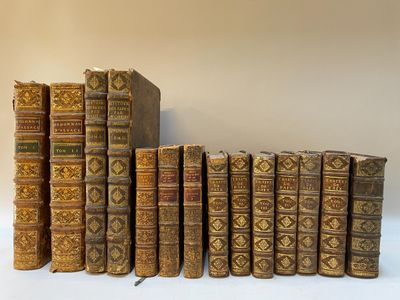 une pile de vieux livres posés les uns à côté des autres sur une table