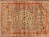 un tapis orange et beige orné d'un motif en médaillon