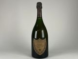 l'image d'une bouteille de champagne sur une surface blanche