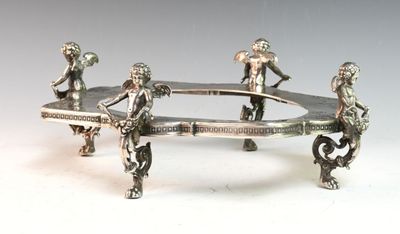 trois figurines assises sur une table