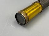 un gros plan sur la lentille d'un télescope posée sur une surface blanche