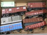 beaucoup de petits trains dans une boîte posée sur la table