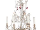 une photo d'un lustre orné de cristaux roses suspendu au plafond