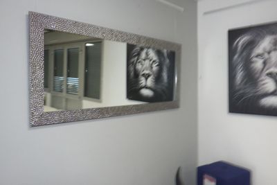 un miroir accroché au mur dans le coin d'une pièce