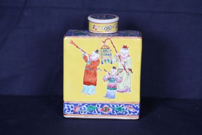 vase jaune et bleu orné de motifs asiatiques sur fond noir