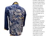 le dos d'une veste bleue et blanche ornée d'un dragon