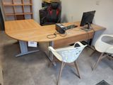 un bureau avec deux chaises et un ordinateur dessus