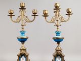 paire de candélabres anciens en laiton et verre bleu, sur pied