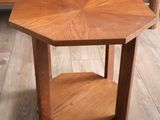 une table en bois avec un plateau en bois posée sur un parquet
