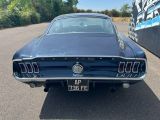 une photo d'une « muscle car » classique garée sur un parking