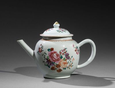 une théière blanche ornée d'un motif floral