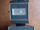 une montre posée sur une boîte, elle-même posée sur une table