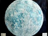 Une vieille carte de la Lune est accrochée au mur.
