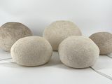 trois gros rochers blancs posés sur une table, à côté d'un ordinateur portable