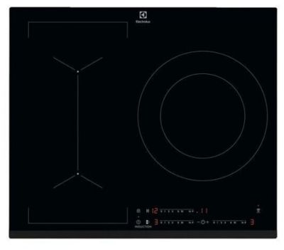 gros plan d'une table de cuisson à induction noire sur fond blanc