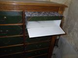 une commode verte avec un papier blanc à l'intérieur