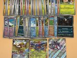 beaucoup de cartes pokemon sur la table