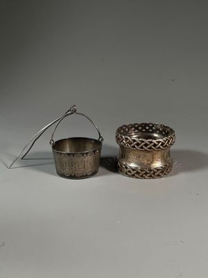 paire de tasses en métal argenté avec anses et poignées