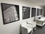 trois tableaux accrochés au mur d'une salle d'attente