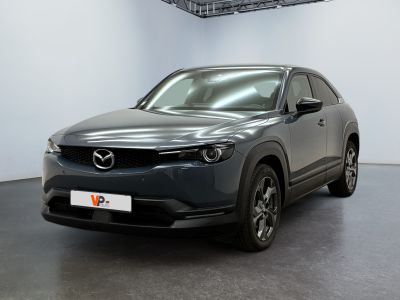Le SUV Mazda CX-HR est garé dans un showroom