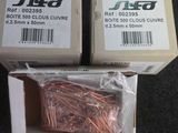 deux boîtes contenant un assortiment de fils de cuivre, posées sur une table