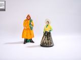 deux figurines représentant une femme et un homme debout l'un à côté de l'autre