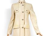 une photo d'un mannequin vêtu d'un manteau beige, posé sur un socle