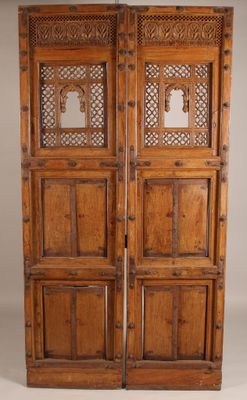 paire de portes anciennes en bois, avec des panneaux sculptés et des panneaux vitrés