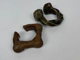 deux morceaux de bois sont posés l'un à côté de l'autre sur une surface blanche