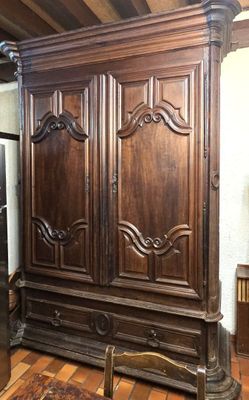 une grande armoire en bois au milieu d'une pièce