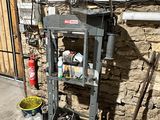 un établi en métal sur lequel se trouve un seau de fruits