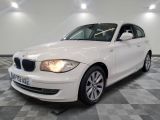 une photo d'une BMW Série 1 blanche dans un showroom