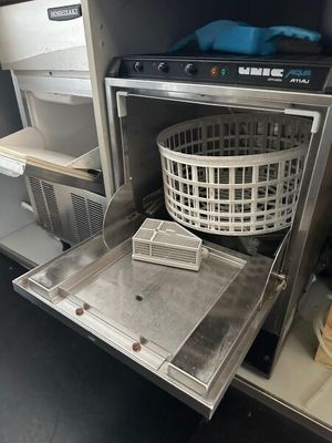 un panier posé à l'intérieur d'un four