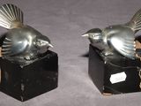 deux statues d'oiseaux posées l'une sur l'autre