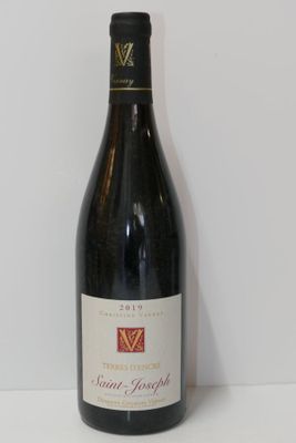 une bouteille de vin posée sur une table