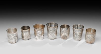 un ensemble de six coupes en argent posées sur une table