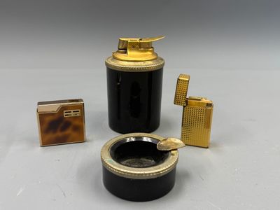 deux briquets, un étui à briquets et un briquet plus petit