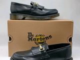 mocassins en cuir noir pour homme, avec des boucles dorées et un bout carré