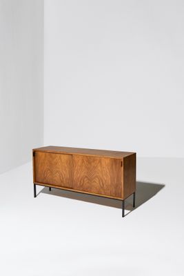 le buffet est en bois et possède une structure métallique