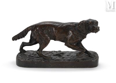 statue en bronze représentant un chien en train de courir, posée sur un socle, sur fond blanc